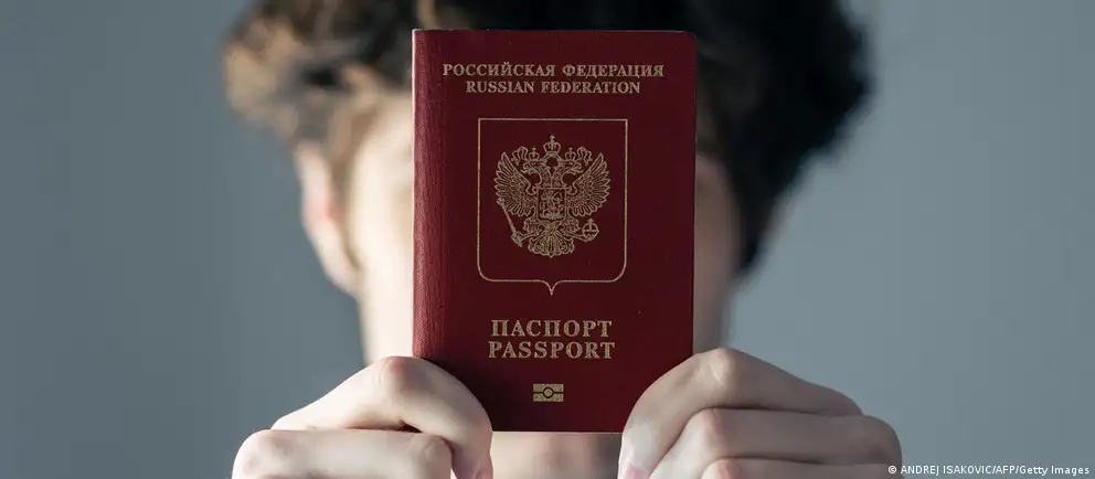 Под давлением Франции и Италии ЕС отказался от изначально широкого варианта визового запрета и предлагает ограничить его краткосрочными визами для тех, кто непосредственно участвовал в боевых действиях в Украине; при этом расширены гуманитарные и государственные исключения.