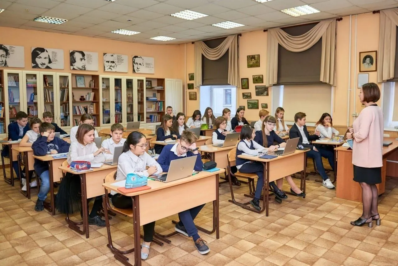 Указ закрепляет особый статус профессии и вводит гарантии поддержки — от наставничества и бесплатных госресурсов до юридической помощи и присвоения звания «Ветеран труда» за 25 лет работы.