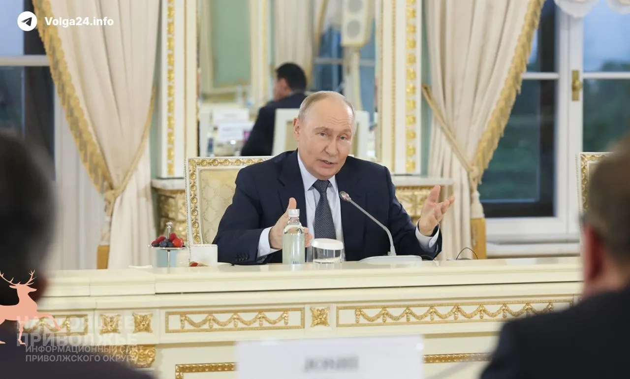 Президент заявил, что проблемы на внутреннем топливном рынке носят временный характер и создаются извне; ВВП России вырос на 0,2% за пять месяцев и на 0,3% в мае.