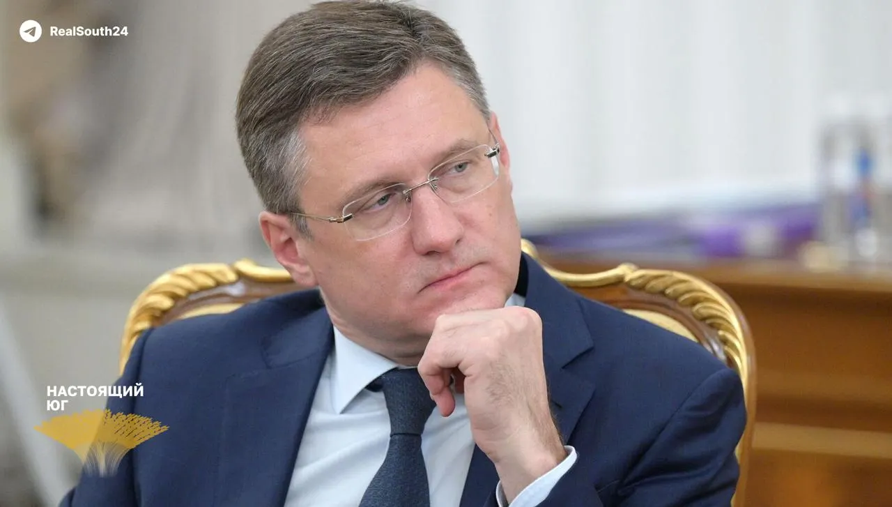 Вице‑премьер Александр Новак сообщил о «напряжённой» ситуации на топливном рынке: причины — летний пик спроса и внеплановые ремонты НПЗ после ударов БПЛА. Правительство готовит экстренные меры.