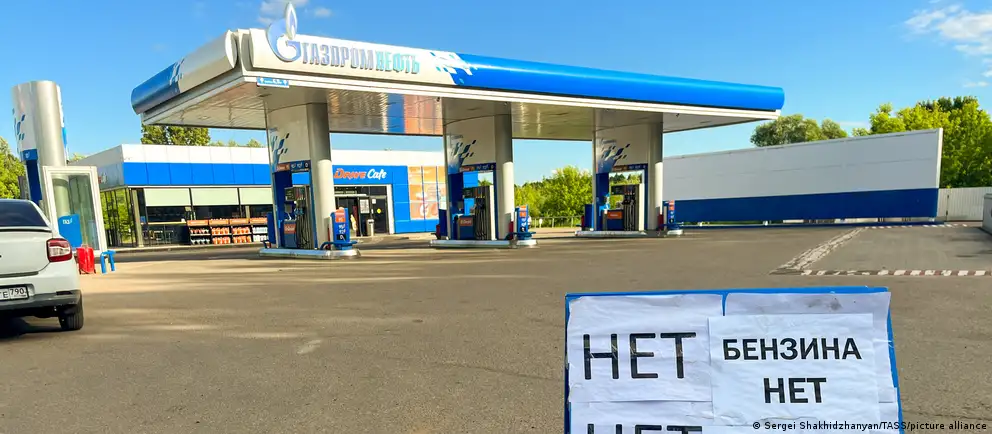 Росстат зафиксировал снижение индекса производства нефтепродуктов в июне на 21,8% к прошлому году. Одновременно замедлился рост розничных цен на бензин и дизель, дефицит топлива связывают с ударами по НПЗ и хранилищам.