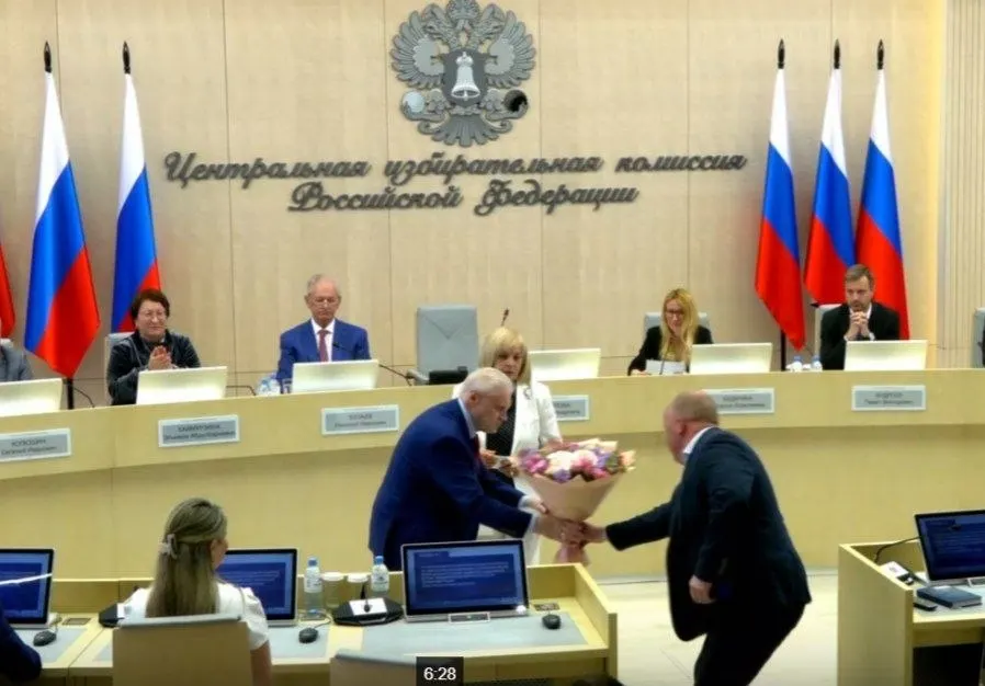 На заседании Центризбиркома подтвердили регистрацию 260 кандидатов от «Справедливой России», вручили удостоверение Сергею Миронову, включили в состав ЦИК члена с правом совещательного голоса и утвердили 43 финансовых уполномоченных «Яблока» в 42 регионах.