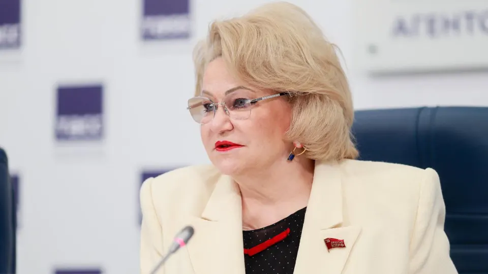 Глава думского комитета предупредила о замалчивании проблем с топливом после атак на нефтеперерабатывающие заводы: это может привести к перебоям в уборке урожая и дефициту продовольствия.