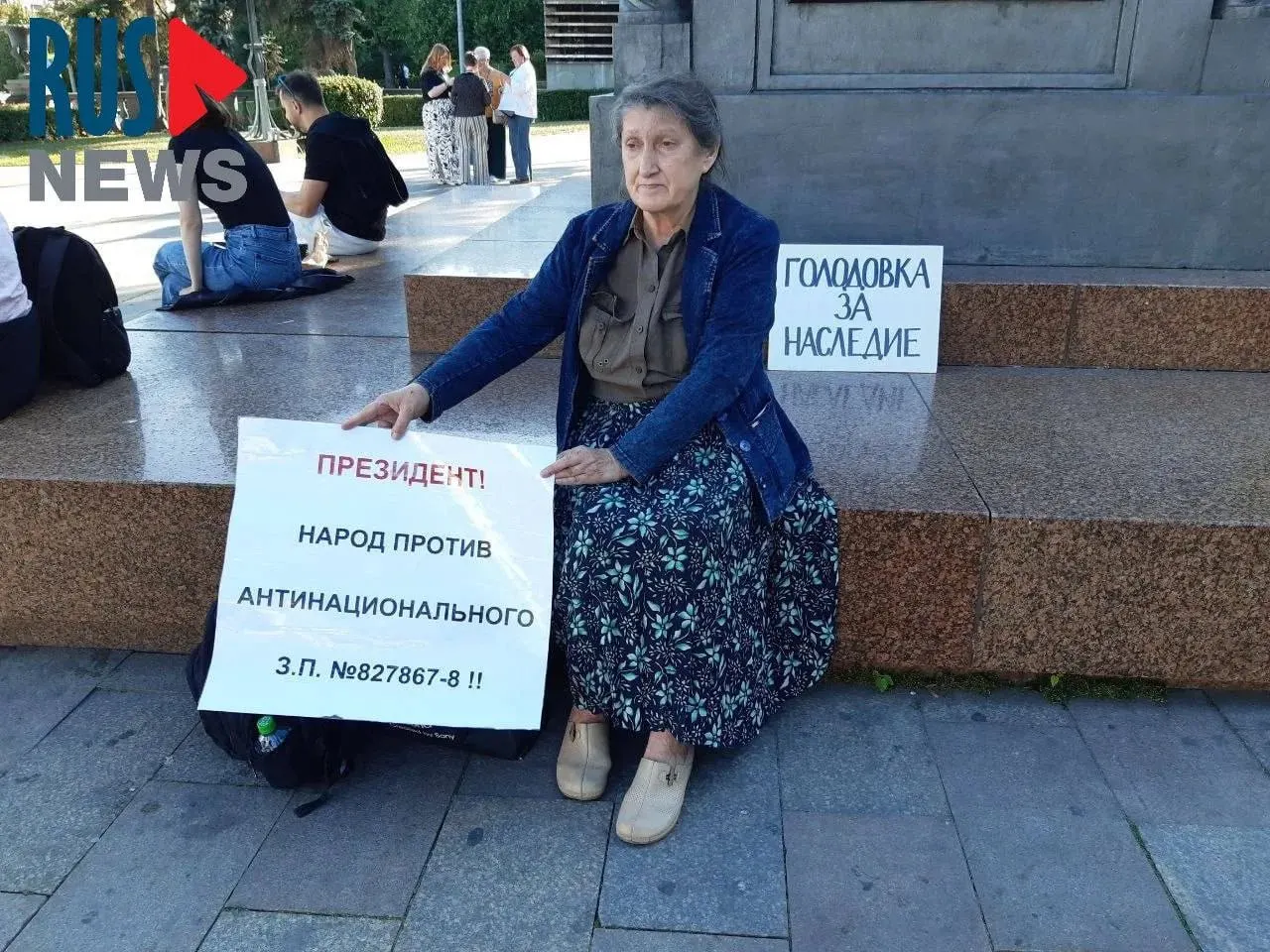 Активистки из Новосибирска объявили голодовку против поправок о лишении статуса объектов культурного наследия. Одна из участниц была задержана в Москве и помещена в психиатрическую больницу, участники протеста называют это незаконным действием.