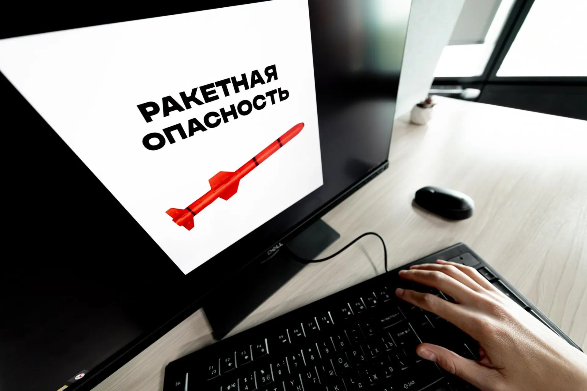 В нескольких регионах России, включая Воронежскую область, объявлены воздушные тревоги и предупреждения о возможных ракетных ударах. Жителям советуют соблюдать меры предосторожности.