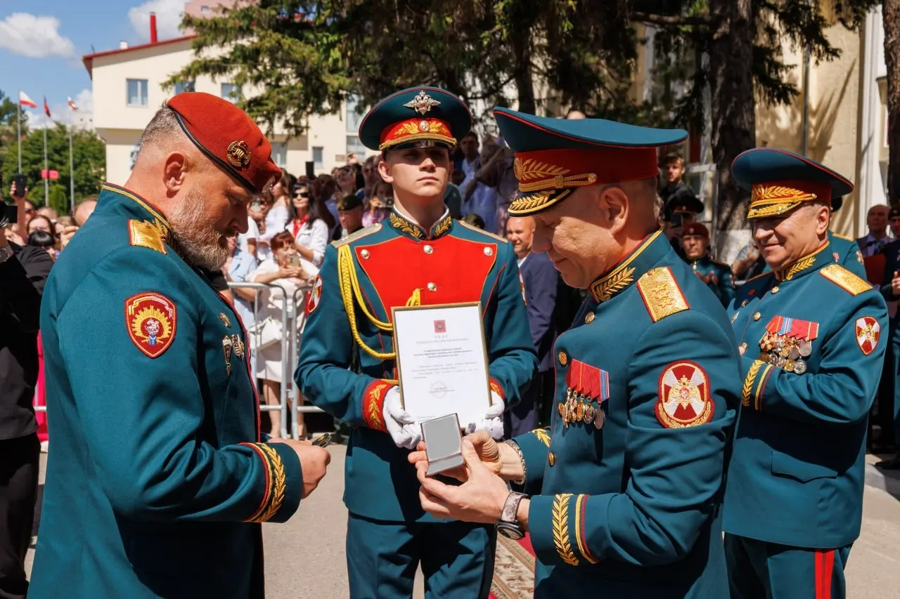 Начальнику Саратовского института войск Росгвардии Александру Белоглазову присвоено воинское звание «генерал-лейтенант». Погоны и удостоверение вручил заместитель директора Федеральной службы войск национальной гвардии, генерал-полковник Анатолий Маликов.