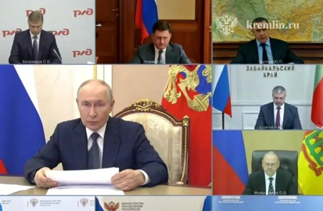 На совещании по видеосвязи президент и региональные власти обсудили ситуацию с поставками топлива: предложены мини‑НПЗ и расширение импорта, даны поручения по поддержке малого и среднего бизнеса и субсидированию закупок.