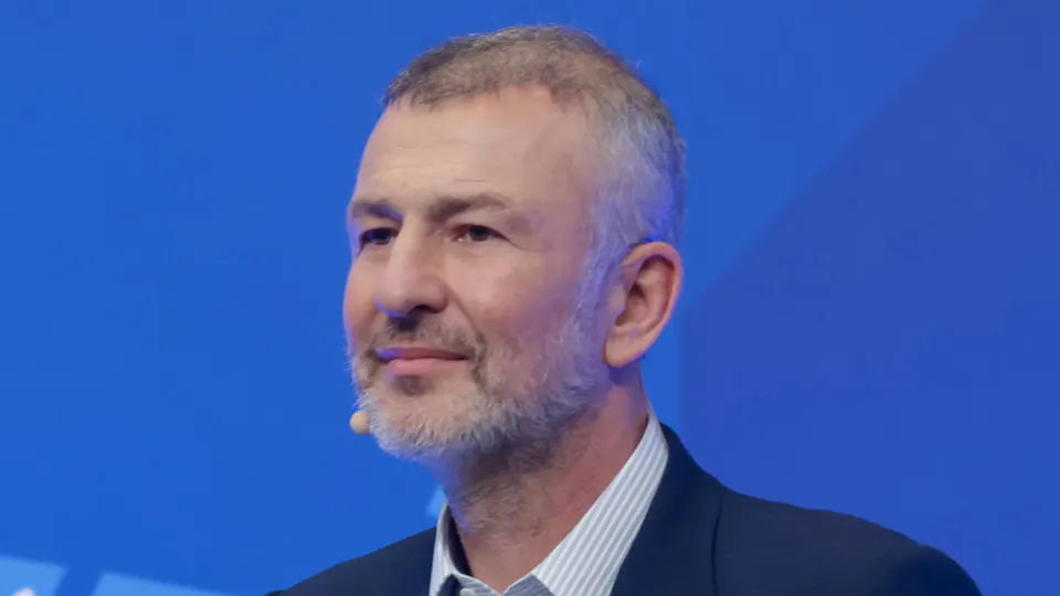 Миллиардер Андрей Мельниченко договорился о мировом соглашении с прокуратурой: компания СИБЭКО не была национализирована после перечисления 32 млрд рублей в пользу образовательного центра «Сириус». Решение стало частью широкой волны изъятий активов у бизнеса.