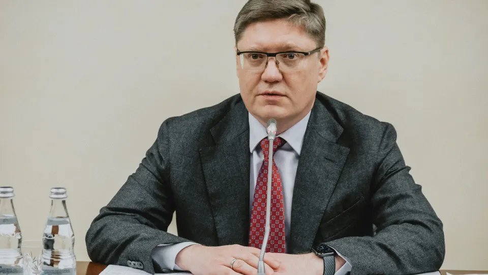 Заместитель руководителя фракции заявил, что перебои с бензином — следствие атак против инфраструктуры, а не внутренних ошибок, и пообещал, что производство будет восстанавливаться. Аналитики фиксируют резкое снижение переработки нефти, введены региональные ограничения и очереди на АЗС.