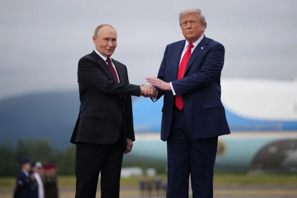 По данным информированных источников, президент США Дональд Трамп планирует переговоры с Владимиром Зеленским на саммите НАТО 7–8 июля в Анкаре, после чего намерен связаться с Владимиром Путиным; в разговорах затрагивался вопрос возможного прекращения войны в Украине.