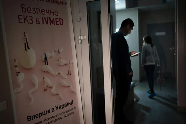В закон «О ветеранах» внесены поправки: вспомогательные репродуктивные технологии, включая ЭКО, будут предоставляться бесплатно для вдов участников боевых действий и жен ветеранов с инвалидностью. Суррогатное материнство и сбор/криоконсервация биоматериала останутся за счёт обращающихся.