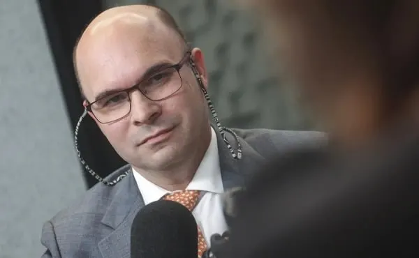 Заместитель председателя Банка России объяснил, почему невозможно зафиксировать курс рубля по китайской модели, назвал ключевые драйверы курса и отверг вероятность заморозки вкладов.