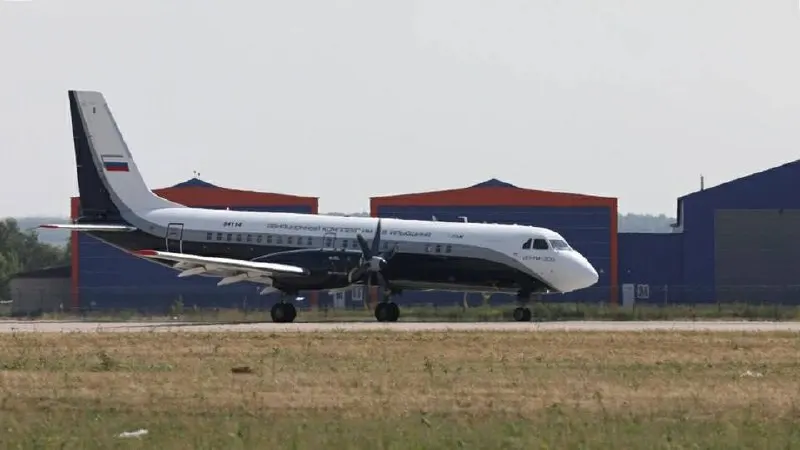 Росавиация выдала Ил-114-300 сертификат с существенными ограничениями по условиям эксплуатации — запрет полётов при температурах ниже −9 °C и выше +25 °C, а также в условиях обледенения, гроз и на мокрых/загрязнённых ВПП. На выставке показали «Буханку» с композитной бронёй, затвердевающей на солнце.