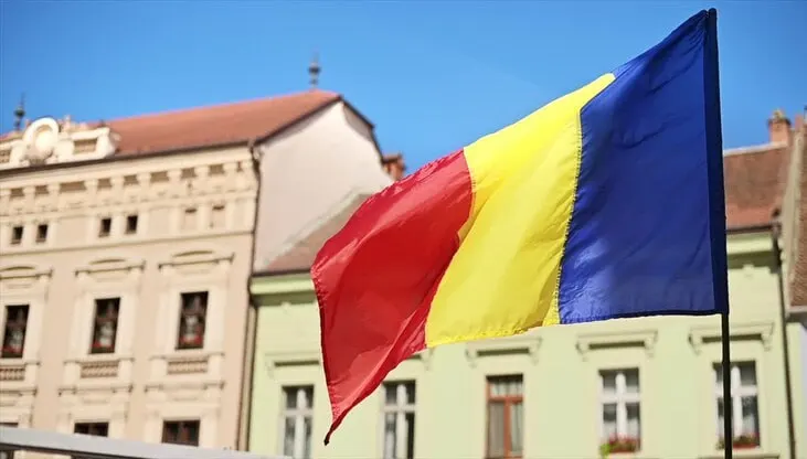 Бухарест потребовал выезда дипломата после того, как 24–26 июля румынские силы сбили три беспилотника, незаконно проникших в страну; российскому представителю предъявили обломки одного из аппаратов, а посол Румынии в Москве отозван для консультаций.