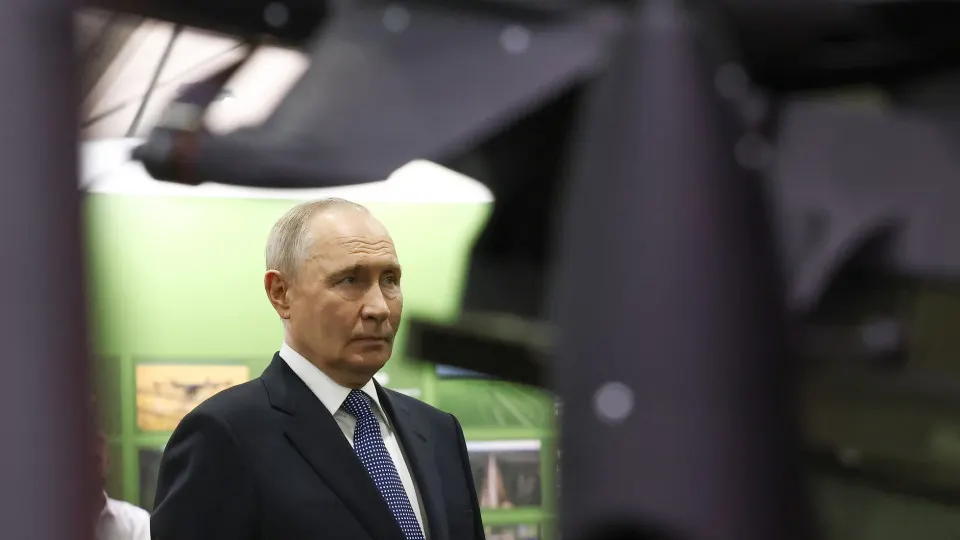 На форуме «Все для победы» Владимир Путин заявил о добровольных перечислениях через Общероссийский народный фронт и отметили рост государственных военных расходов, которые достигают рекордных сумм.