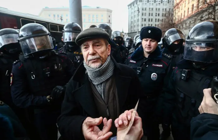 В Хорошевском суде Москвы началось заочное рассмотрение дела против 84‑летнего правозащитника: обвинение просит 6,5 года колонии и запрет администрировать сайты на 10 лет.