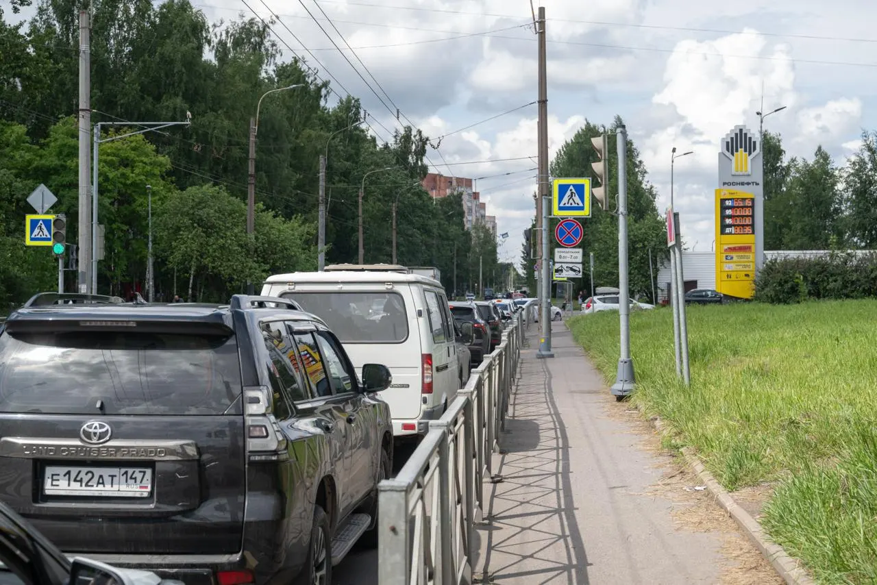 Проверка нескольких петербургских заправок показала, что им продолжают поставлять бензин Евро‑5. Несмотря на временное разрешение оборота топлива стандарта Евро‑3, сотрудники АЗС заявляют, что запасов хватает и массового перехода пока не ожидается.