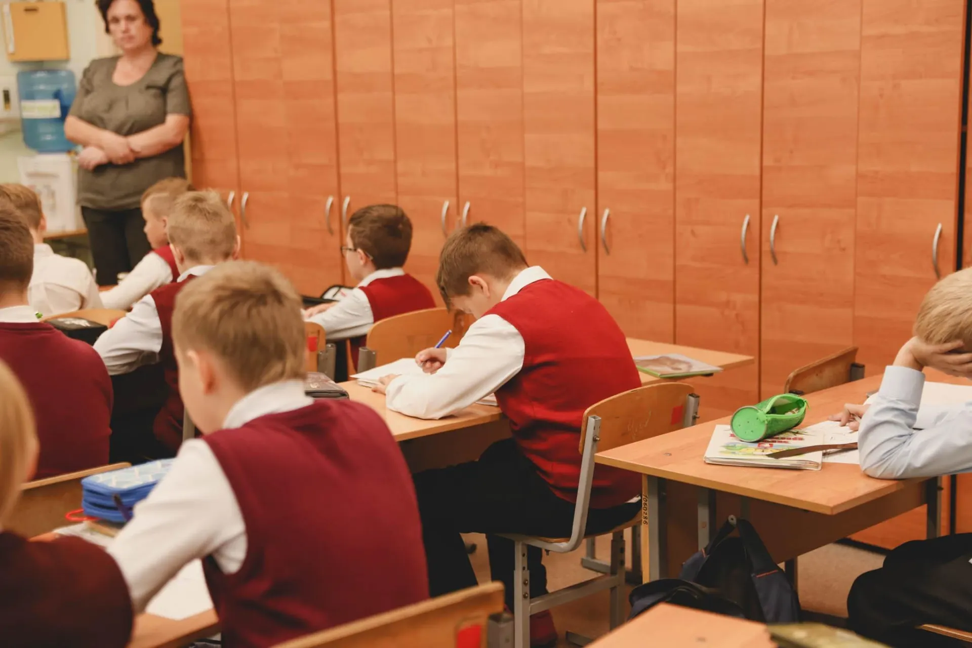 В ведомстве заявили, что обществознание останется в составе ЕГЭ; при этом предмет в школе планируют изучать в течение трёх лет.