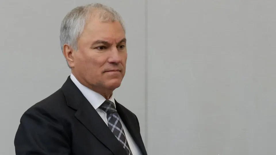 Спикер Госдумы предложил первоочередно развивать городской электротранспорт. Депутаты комментируют очереди на АЗС на фоне масштабного дефицита топлива и ударов по топливной инфраструктуре, что снизило производство бензина.