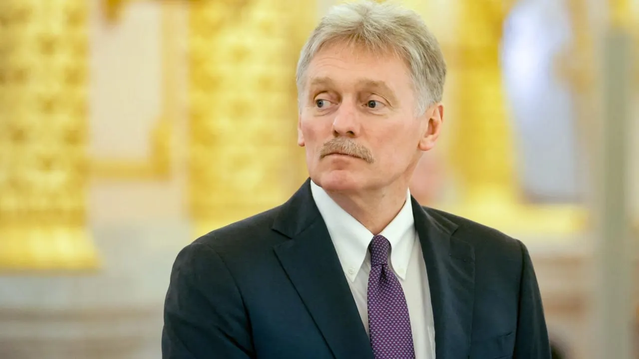 Пресс‑секретарь президента заявил, что вмешательство западных стран превратило операцию в войну; удары по гражданской инфраструктуре он назвал террористическими, при этом Москва сохраняет готовность к переговорам.