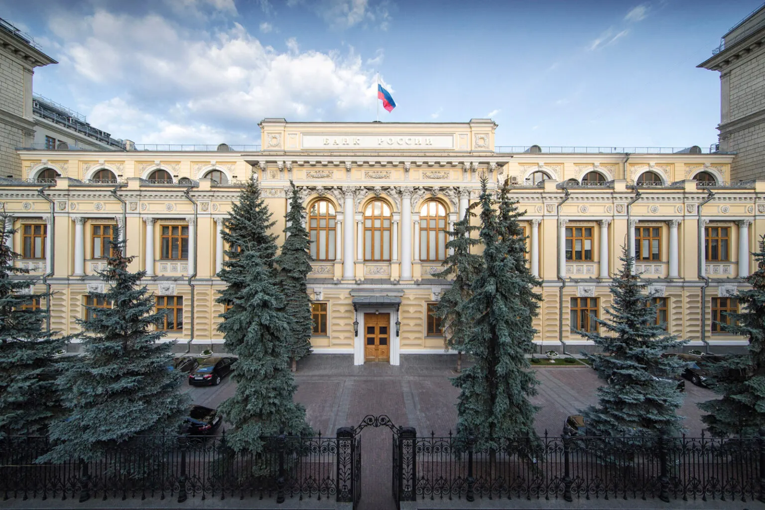 Центробанк пересмотрел среднесрочный прогноз: на 2026 год ожидается нулевой или минимальный рост экономики, инфляция прогнозируется в районе 6–7%. Регулятор объясняет изменения ухудшением внешних условий, проблемами с поставками топлива и давлением на бюджет.
