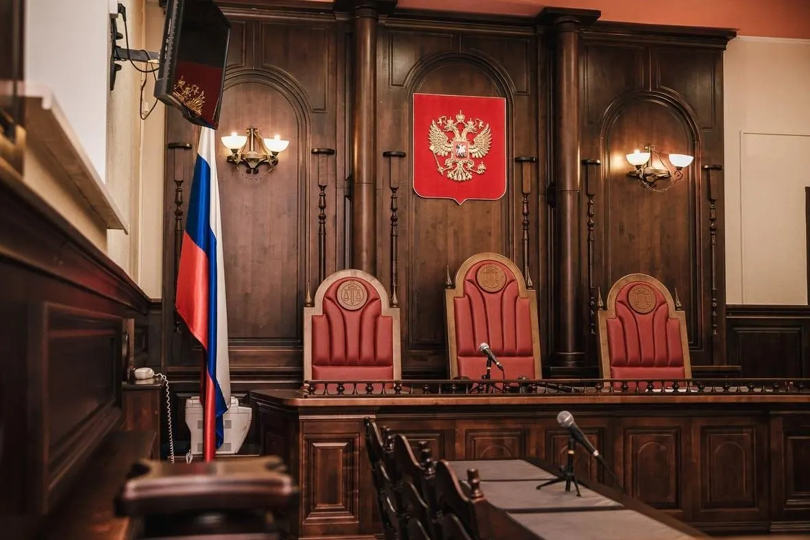 Инициатива Верховного суда позволит нанимать на ряд должностей в аппаратах судов выпускников юридических колледжей и студентов, не завершивших обучение в вузе. Ожидается, что это частично снимет кадровое давление без дополнительных расходов для бюджета.