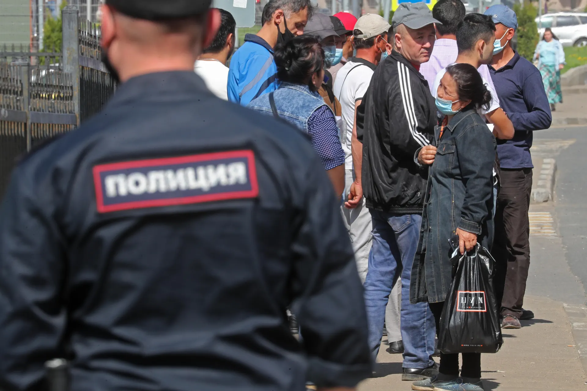Во втором чтении в Госдуме планируют расширить перечень правонарушений с безальтернативным выдворением: в него предлагают включить неповиновение пограничникам и дискриминацию. Поправки уже получили одобрение правительства.