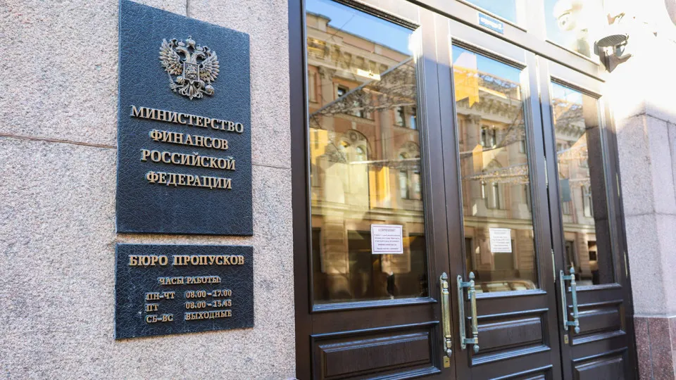 После 2022 года финансирование дефицита федерального бюджета всё больше опирается на заимствования: госдолг резко вырос, обслуживание долгов съедает значительную часть расходов, а долгосрочные прогнозы показывают риски существенного увеличения долговой нагрузки.