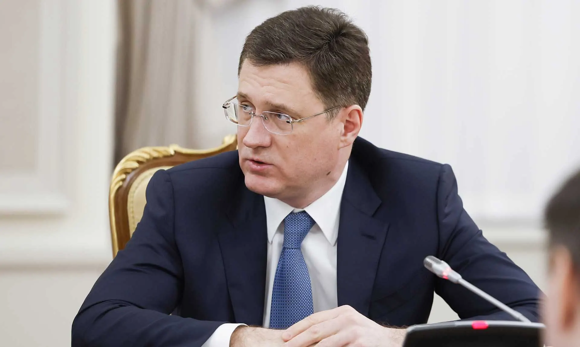 Вице‑премьер Александр Новак заявил, что в целом в России хватает бензина и дизельного топлива, а отдельные дефициты и перебои связаны с логистикой и оперативно устраняются. В регионе вводят режимы готовности, а дефицит уже связывают с ударами по нефтяной инфраструктуре.