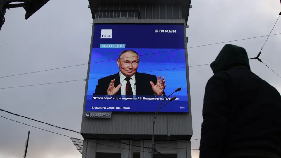 Дефицит бензина и переход к распределению топлива по талонам и QR-кодам сопровождались резким недельным снижением уровня одобрения главы государства. Кризис приобретает социальный и политический характер на фоне экономического ухудшения.