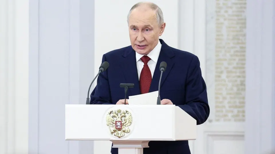 На встрече с депутатами президент заявил о необходимости держать приоритет на обороне, что повлечёт рост военных трат и сокращение финансирования ряда гражданских программ; эксперты отмечают многотриллионные расходы на войну и риск увеличения дефицита бюджета.