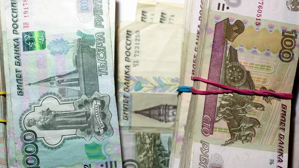 С 1 по 16 июля объём наличных в обращении увеличился на 513 млрд рублей. Одновременно растёт доля проблемных кредитов, банки активнее берут деньги у Центробанка — риск нестабильности финансовой системы повышается.