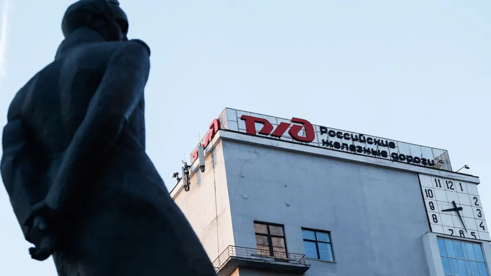Индексация тарифов проведена раньше срока для поддержки РЖД, которая испытывает серьезные финансовые сложности: крупные долги, падение грузоперевозок, сокращение инвестпрограммы и массовые сокращения персонала.