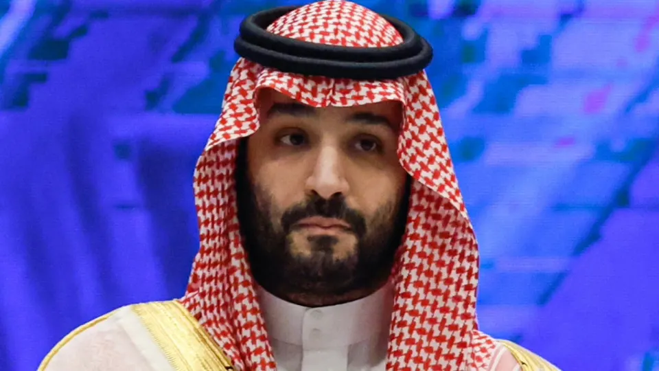 Saudi Aramco существенно снизила официальную цену на главный экспортный сорт, пытаясь вернуть покупателей в Азию после возобновления поставок через Ормузский пролив. Это усилило падение цен Brent и Urals и создаёт риск смещения рынка в сторону переизбытка.