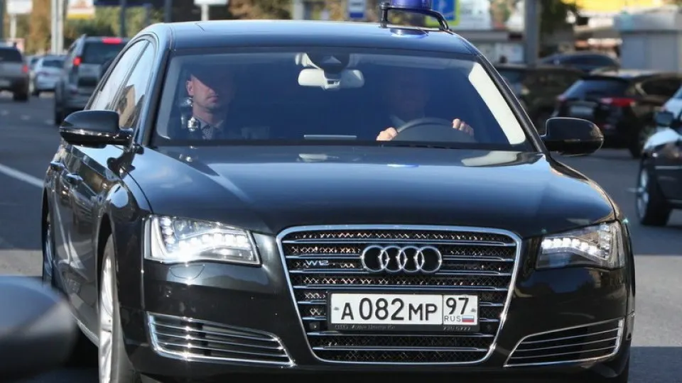 В условиях масштабного дефицита бензина некоторые автозаправки стали отдавать приоритет госслужащим, медработникам и экстренным службам. Ограничения на продажу топлива и падение переработки нефти усугубляют очереди и общественное недовольство.