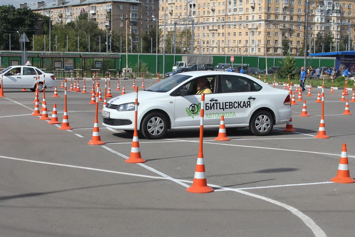 В разных регионах автошколы объявляют о росте стоимости курсов и уменьшении практики: в ряде школ повышение составит десятки тысяч рублей, часть организаций предупреждает о переносах занятий из‑за дефицита ГСМ.