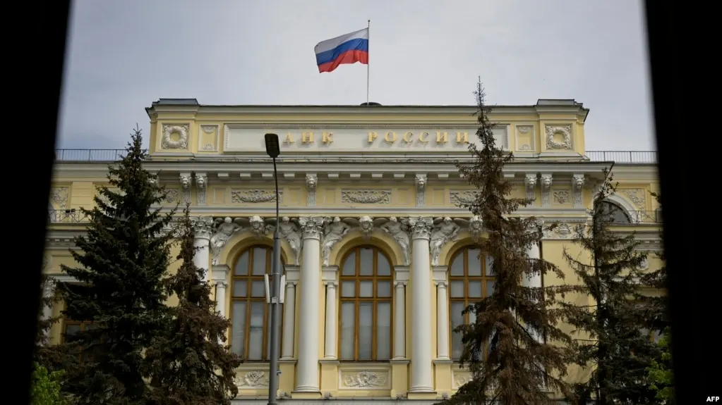Банк России расширил перечень криптовалют, доступных для торговли на биржах, ввёл требования к тестированию и установил годовой лимит для неквалифицированных инвесторов.