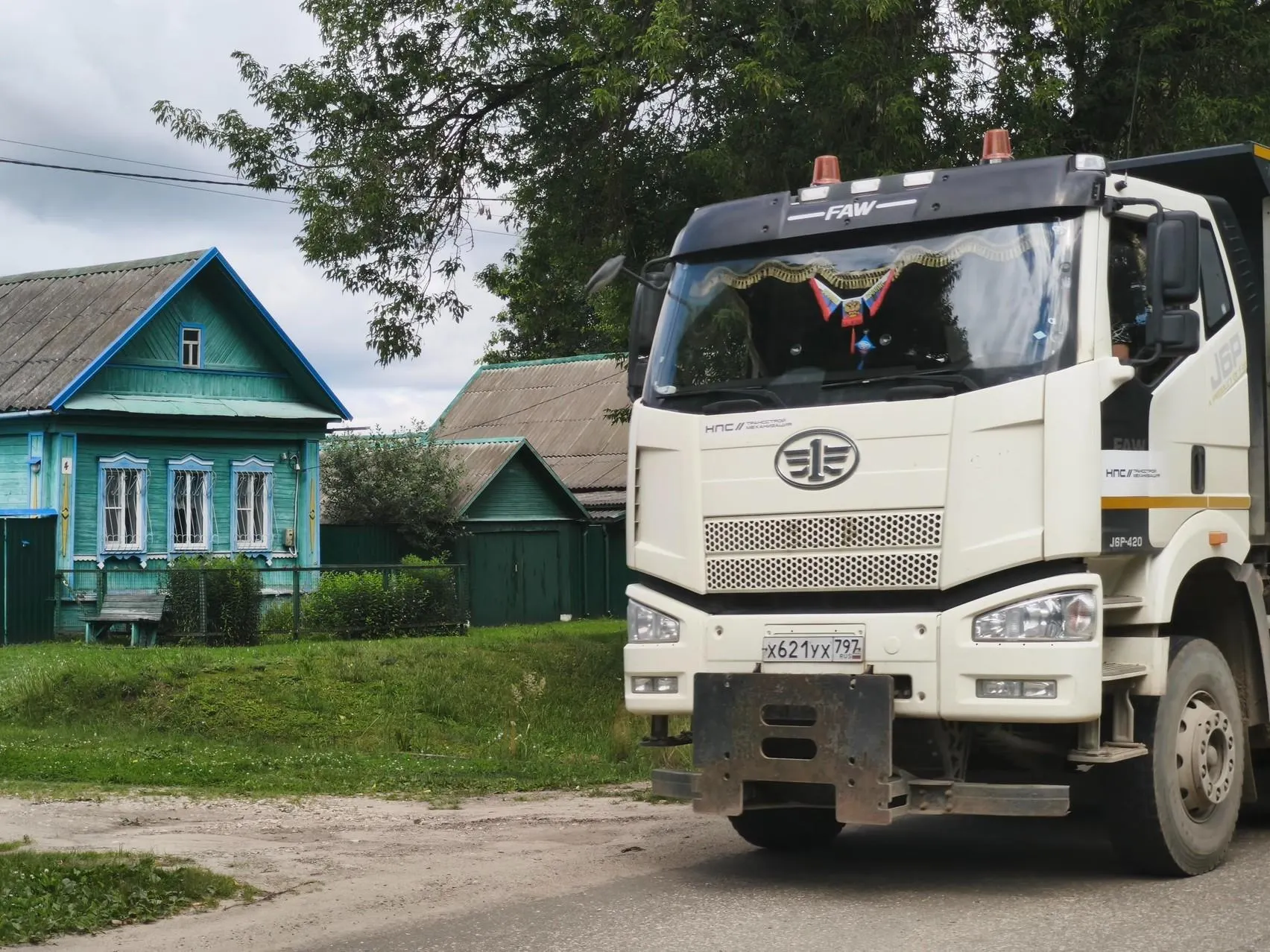 Часть жителей лишилась домов из-за строительства, другие уклоняются от многотонных грузовиков и готовятся к соседству с поездами.