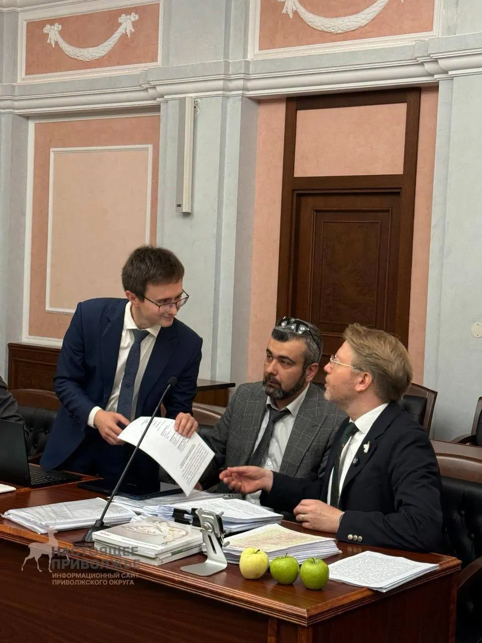 Суд разъяснил, что причина снятия — нарушение авторских прав и вопросы финансирования кампании; часть претензий отклонена; партия намерена обжаловать.