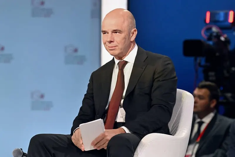 Бюджет полностью обеспечен ресурсами; по состоянию на начало 2026 года дефицит составил примерно 6,46 трлн рублей, около 2,8% ВВП.