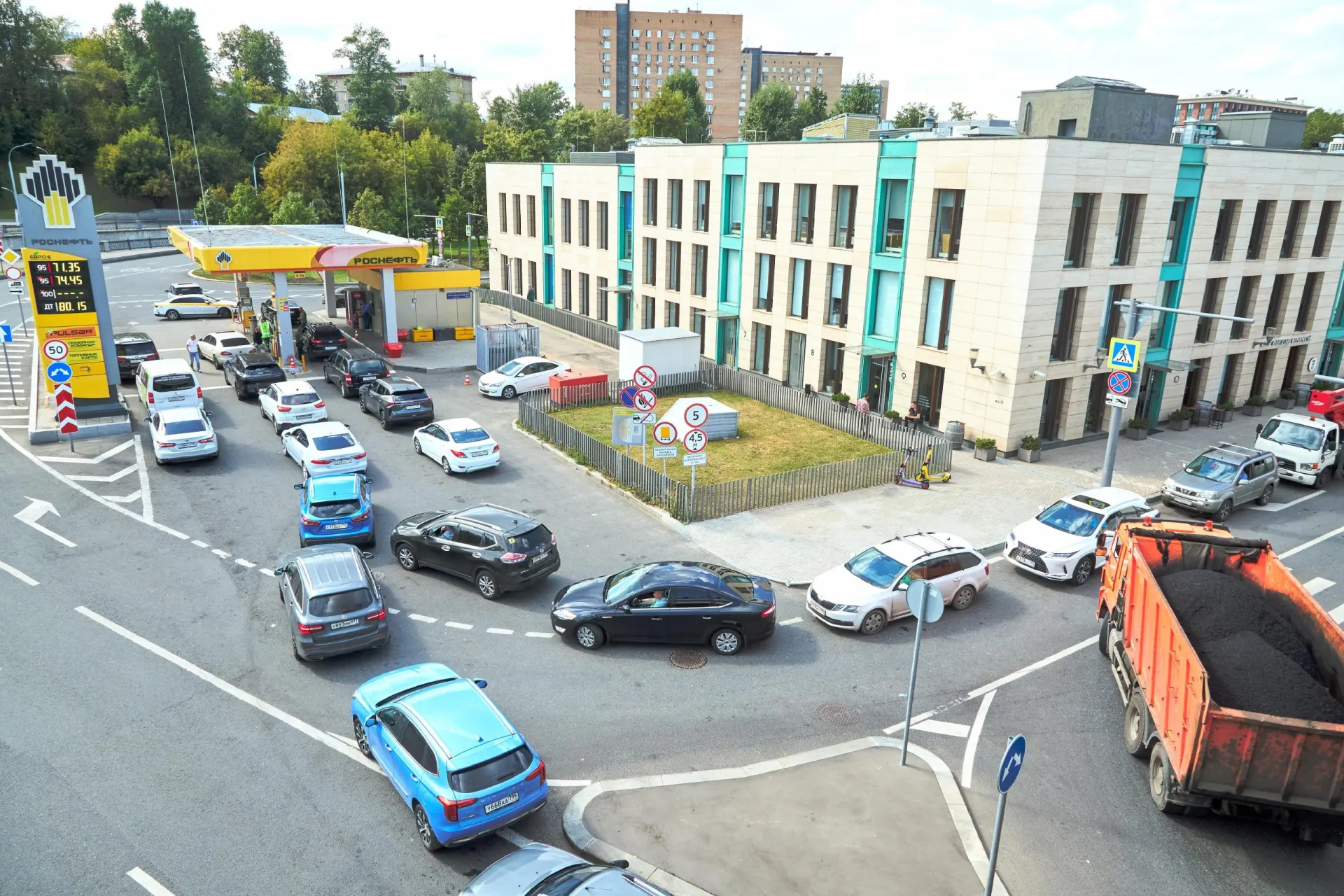 Новые лимиты на продажу топлива и сбой в системе учёта усугубляют дефицит по стране.
