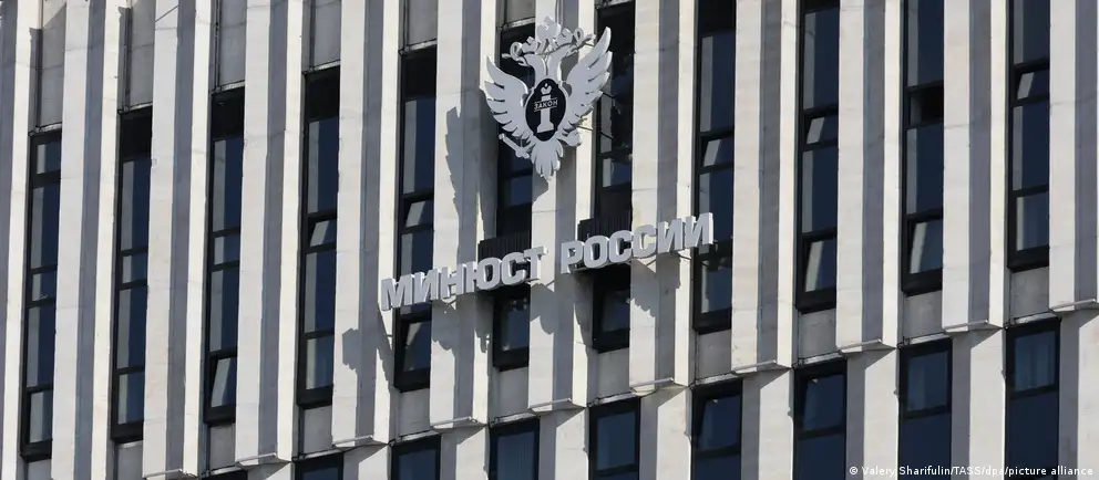 Минюст России расширил перечень нежелательных организаций на шесть позиций, включив фонд защиты прав человека и ряд международных учреждений, антивоенные и исследовательские структуры.