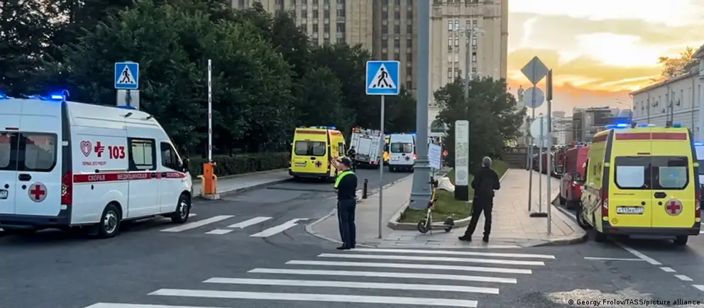 Вечером 1 августа у ресторана на Кудринской площади в Москве прогремел взрыв. По данным экстренных служб, несколько человек погибли, ещё ряд пострадал. Следствие рассматривает версию теракта и возможность того, что целью могла быть высокая военная фигура; ранее Совет ЕС вводил санкции против неё в связи с событиями в Украине.