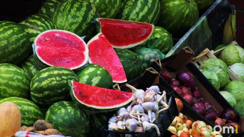 Разрезанные арбузы и дыни могут быстро размножать микроорганизмами в местах повреждений. Покупать плоды следует только в официальных торговых точках; продажа бахчевых вдоль дорог и на не оборудованных местах запрещена. Продавцы обязаны соблюдать санитарные нормы.