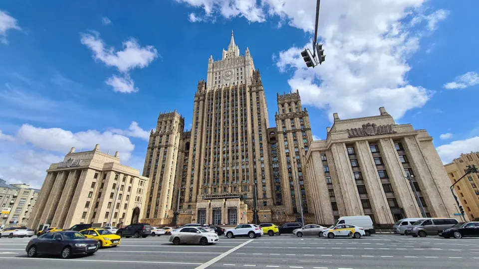 Москва настаивает на дипломатическом урегулировании и подчеркивает необходимость устранения коренных причин кризиса; в рамках заявления критиковалась западная политика и поддержка Киева.