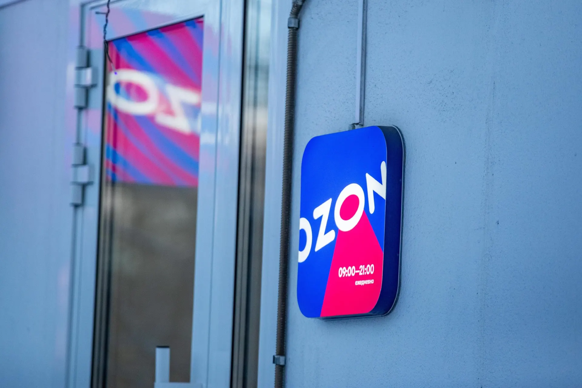 Удары по складам Ozon зафиксированы в нескольких регионах; на объектах возникают пожары и возможны перебои с товарами и доставкой.