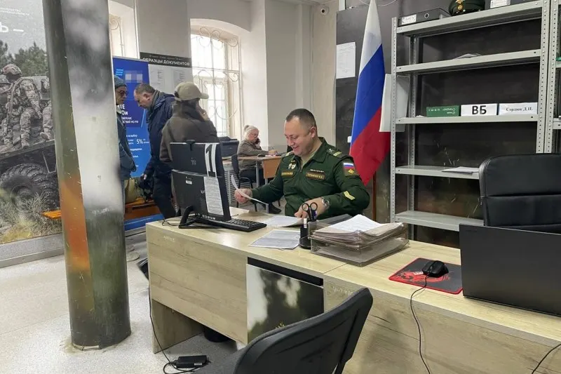 Официальные лица опровергли слухи о мобилизации и заявили, что набор в армию не планируется; эксперты указывают на попытки давления на общество со стороны международной прессы.
