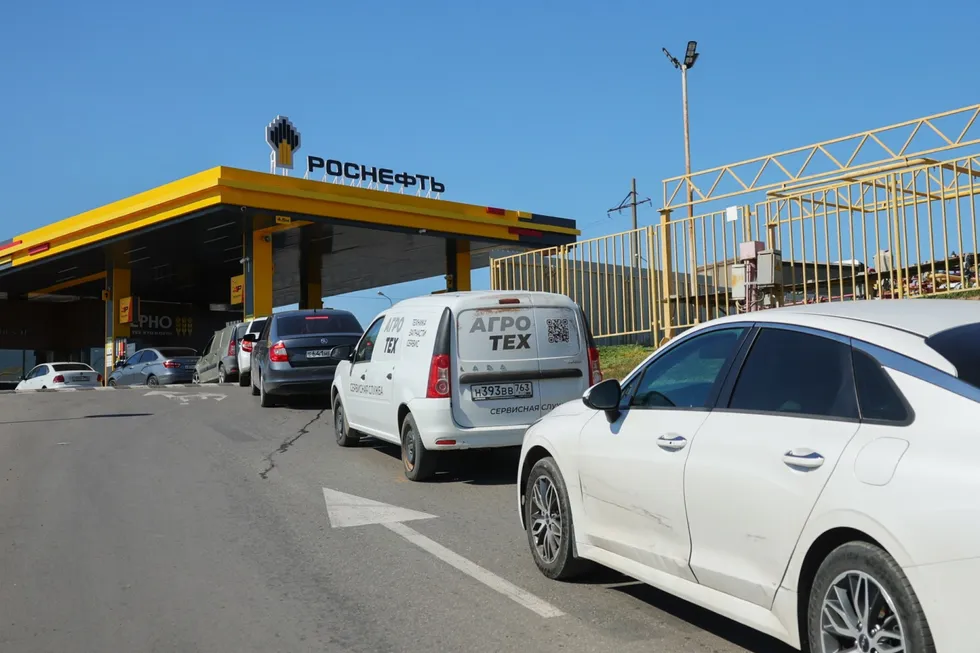 Цены на бензин растут в регионах, в столицах вводят лимиты на продажу топлива, кризис влияет на экономику и логистику.
