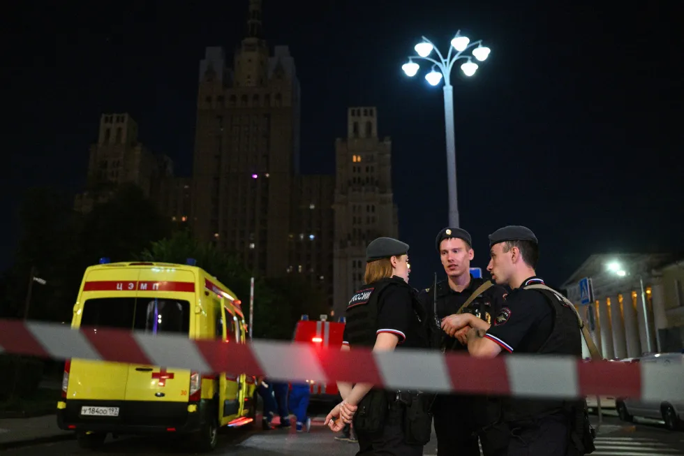 Инцидент в центре Москвы: взрыв с гибелью и ранениями, расследование ведется. Рассматриваются версии, включая терроризм.