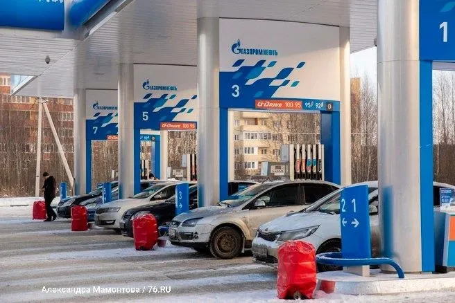 Клиенты смогут заливать любое нужное количество топлива в бак или канистру, оплата после заправки доступна автомобилистам. Лимиты сняты в Москве, области и ещё в нескольких регионах.
